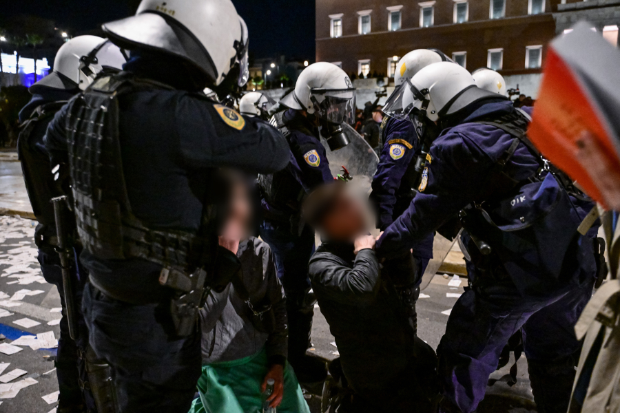 Ακόμα ένα βράδυ άγριας καταστολής από τα ΜΑΤ - Τα βίντεο της ντροπής