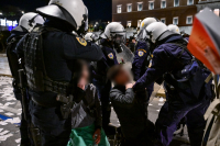 Ακόμα ένα βράδυ άγριας καταστολής από τα ΜΑΤ - Τα βίντεο της ντροπής