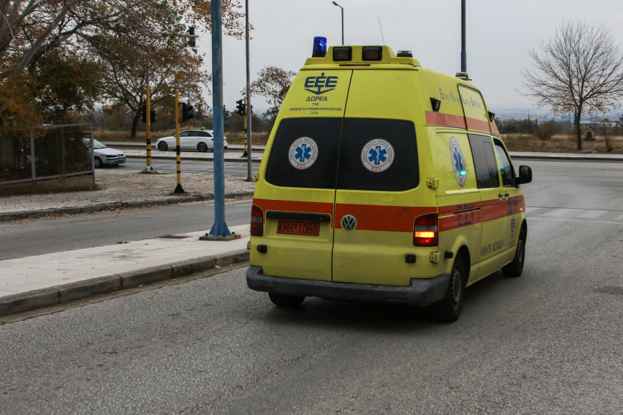 Ξάνθη: Μετάφεραν ασθενή σε πλαστική καρέκλα με φορτηγάκι επειδή δεν υπήρχε ασθενοφόρο (Βίντεο)