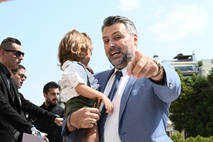 «Ακουγόταν και ο γιος μου που έκλαιγε συνεχώς», ο Καλλιάνος ζήτησε συγγνώμη για το απρόοπτο της ορκωμοσίας