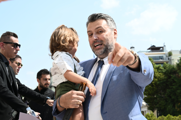 «Ακουγόταν και ο γιος μου που έκλαιγε συνεχώς», ο Καλλιάνος ζήτησε συγγνώμη για το απρόοπτο της ορκωμοσίας