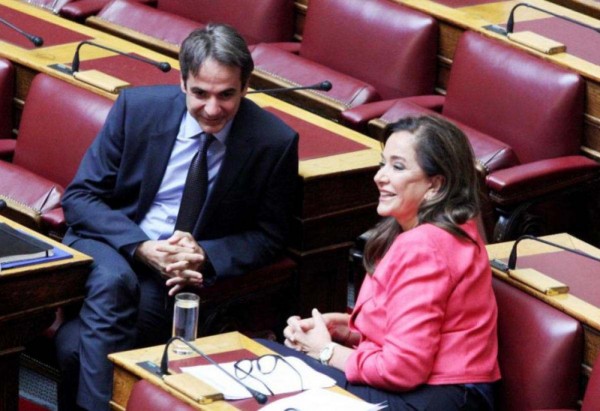 Συνάντηση Μητσοτάκη -Ντόρας στη Βουλή