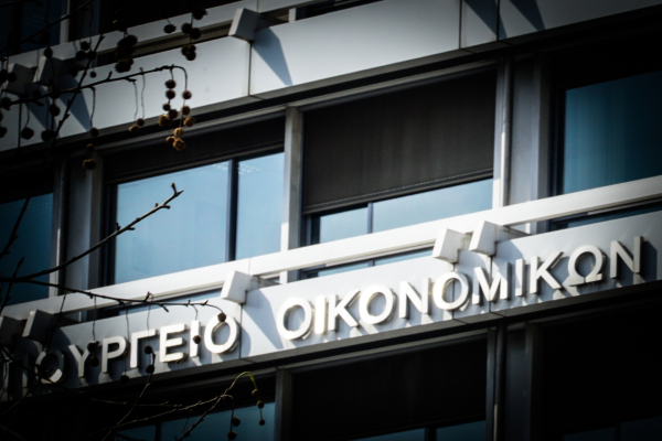 H Ελλάδα απέναντι στη γαλλική αναταραχή - Μειωμένες οι ανάγκες εξυπηρέτησης του χρέους το 2026