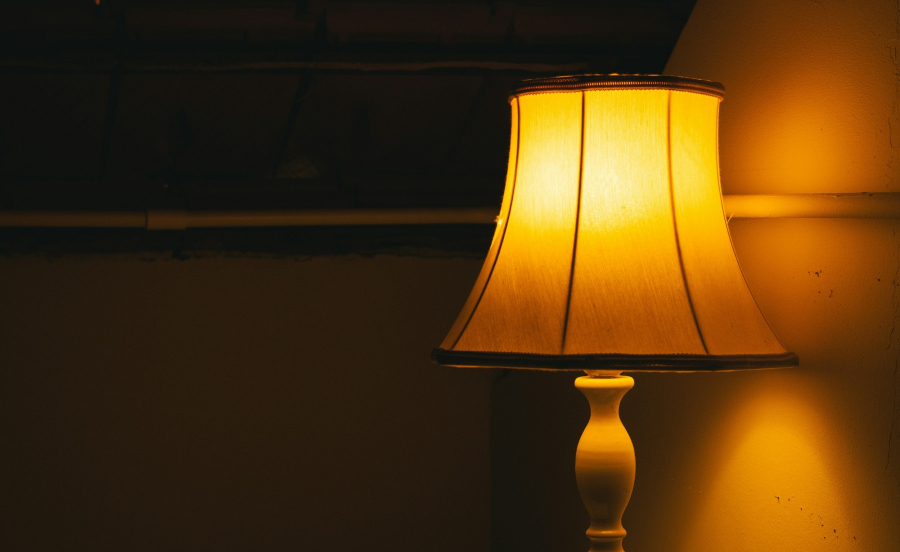 Ο λόγος που δεν χρειάζεται να σβήνεις τα φώτα όταν φεύγεις από το δωμάτιο