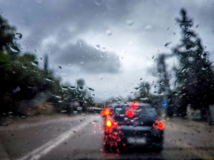 Βροχερός και σήμερα ο καιρός: Υψηλές θερμοκρασίες και αφρικανική σκόνη