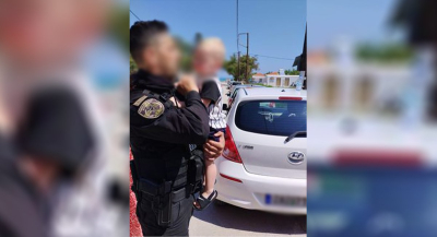 Ζάκυνθος: Η στιγμή που αστυνομικός απεγκλωβίζει το μωρό - Η αποστομωτική απάντηση των Δανών που το άφησαν στο αυτοκίνητο