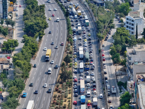 Κίνηση τώρα στους δρόμους: Χάος σε Αττική Οδό και Κηφισό για την έξοδο του Αγίου Πνεύματος