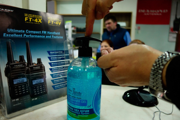 Η απόφαση για το πλαφόν σε αντισηπτικά, προϊόντα απολύμανσης - Αλλαγές και στο ωράριο των σούπερ μάρκετ