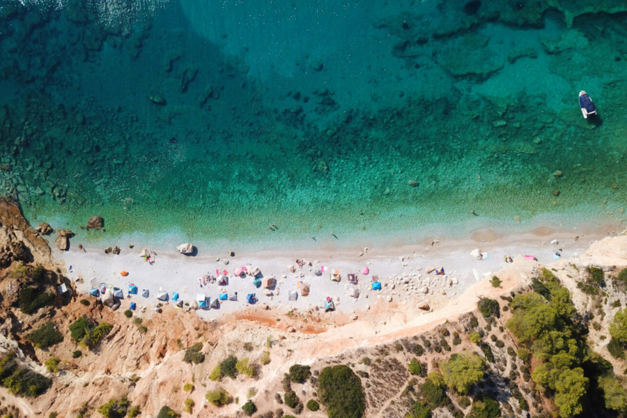 Η παραλία να την «πιείς στο ποτήρι», σε απόσταση 55 λεπτά από τον Πειραιά (Εικόνες)