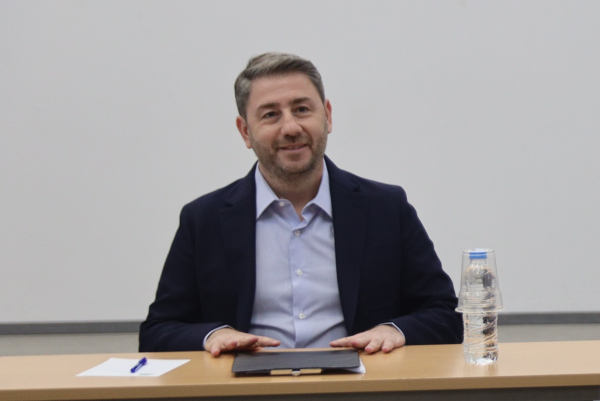 Γιατί ο Ν. Ανδρουλάκης εντείνει την πίεση στον Κ. Μητσοτάκη