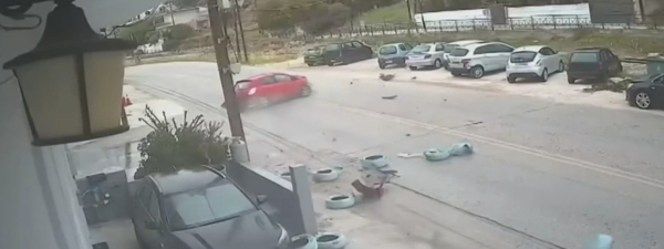 Τροχαίο στην Κόρινθο: Η ξέφρενη πορεία τριών οχημάτων - Βίντεο-ντοκουμέντο από τη στιγμή της σύγκρουσης