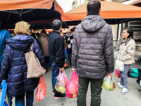 Η ελληνική κοινωνία δοκιμάζεται από χαμηλές αποδοχές και δυσβάστακτο κόστος ζωής