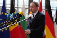 Financial Times: Η Κομισιόν επεξεργάζεται σχέδιο ακόμα και για δελτίο στα καύσιμα