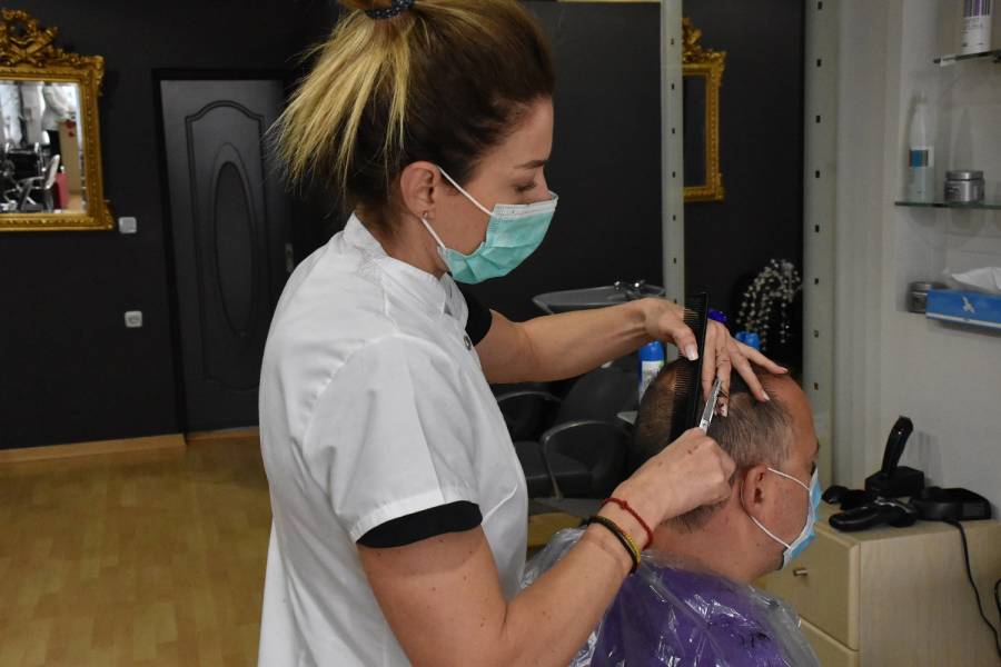 Ανοίγουν κομμωτήρια, μανικιούρ - πεντικιούρ, η πρόταση του υπουργείου Ανάπτυξης για καταστήματα χωρίς click away