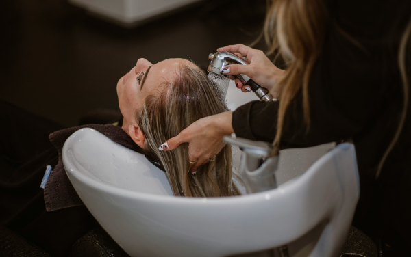 Κάθε πότε να λούζετε τα μαλλιά σας, σύμφωνα με τους ειδικούς