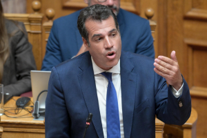 Ακροδεξιά στροφή Πλεύρη: Πλέον «παράνομη» και όχι «παράτυπη» μετανάστευση