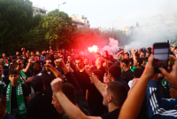 Παναθηναϊκός: Αποθέωση από εκατοντάδες οπαδούς στο ξενοδοχείο πριν από το ντέρμπι με τον Ολυμπιακό (Εικόνες)