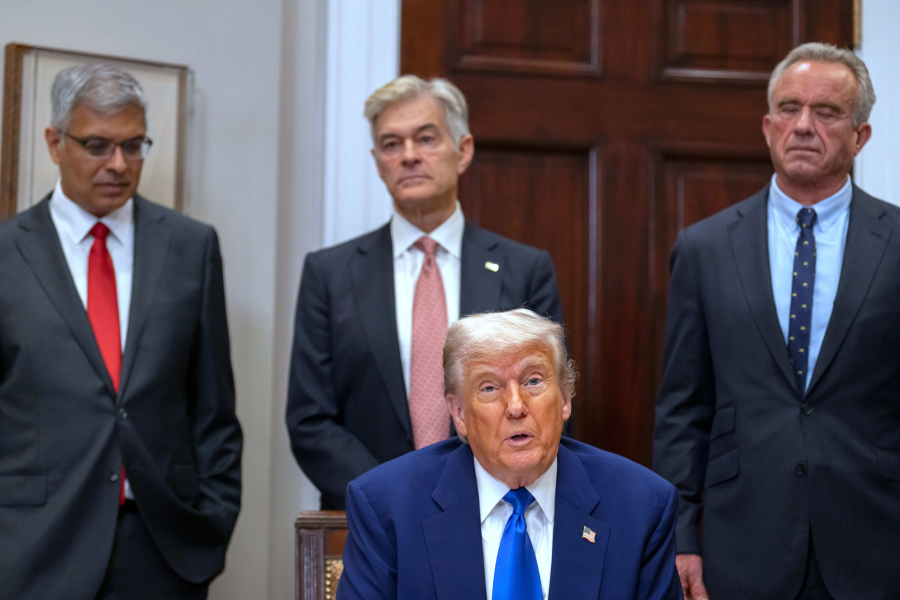 Ο Τραμπ γυρίζει την πλάτη στους καρκινοπαθείς: Έκθεση αποκαλύπτει «χάος» στο υπουργείο Υγείας