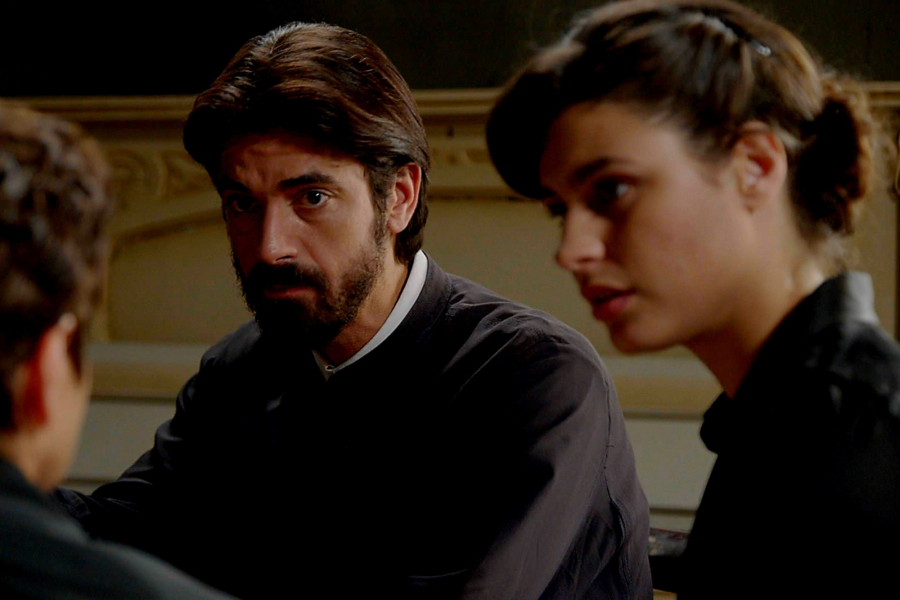 «Άγιος Έρωτας»: Αργύρης και Χλόη ζητούν τη βοήθεια του πατρός Νικόλαου (Βίντεο)