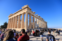 Ο τουρισμός «έφερε» 2 δισ. ευρώ επιπλέον το 2025 και μείωσε το έλλειμμα τρεχουσών συναλλαγών