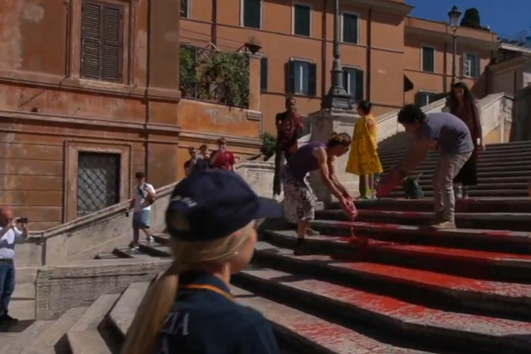Διαμαρτυρία για τις γυναικοκτονίες στη Ρώμη - Ακτιβιστές πέταξαν κόκκινη μπογιά στη Σκαλινάτα