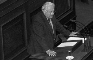 Πέθανε το ιδρυτικό στέλεχος του ΠΑΣΟΚ Νίκος Ακριτίδης