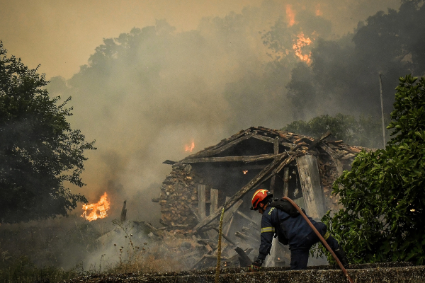 Φωτιά στην Κορινθία: Στάχτη ο Φενεός - Εκκενώθηκαν 8 οικισμοί - Κάηκαν σπίτια στην Καστανιά
