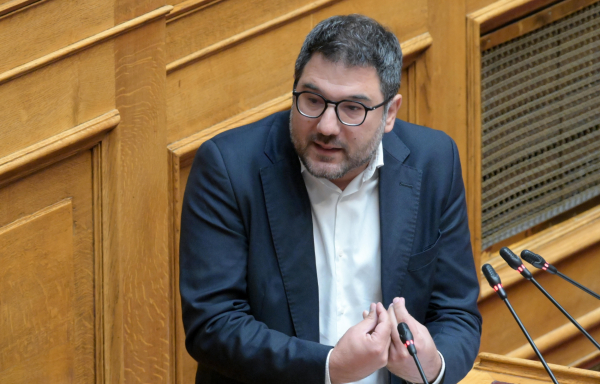 Ηλιόπουλος για πρώην στέλεχος της κυβέρνησης που έγινε πρύτανης σε ιδιωτικό Πανεπιστήμιο: «Αναξιοπρεπείς πλασιέ»