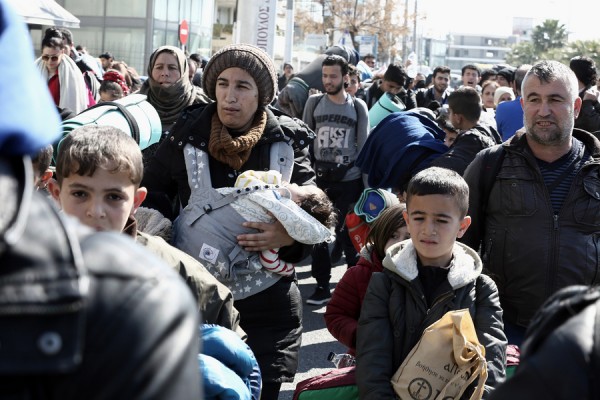 Κατάληψη της πλατείας Σαπφούς στο κέντρο της Μυτιλήνης από πρόσφυγες και μετανάστες