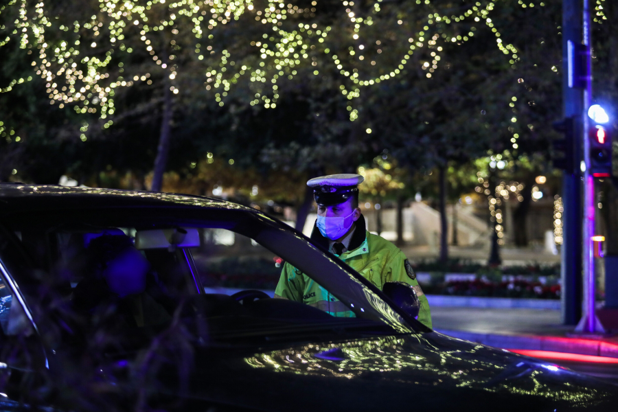 «Καλπάζει» η Όμικρον με πάνω από 18.000 κρούσματα σήμερα: Όλα ανοιχτά για Πρωτοχρονιά με νέα μέτρα