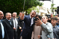 Στον Άγιο Δημήτριο ο Μητσοτάκης – Βόλτα στους κεντρικούς δρόμους της πόλης και συνομιλία με κατοίκους