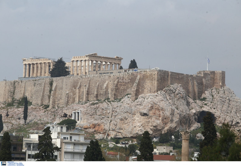 Πινακίδα με τα ονόματα των Γλέζου και Σάντα στην Ακρόπολη