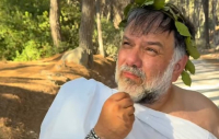 Ο Γρηγόρης Αρναούτογλου ετοιμάζει το «The Roadshow 3» και ντύθηκε αρχαίος Έλληνας