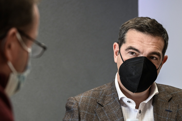 Αλέξης Τσίπρας για κορονοϊό: «Ευτυχώς τα συμπτώματα εξασθενούν, ο ιός δεν αστειεύεται»