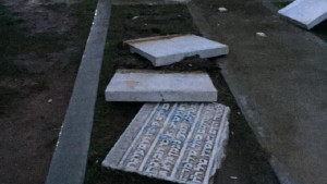 Σιωπηλή διαμαρτυρία στο μνημείο του εβραϊκού νεκροταφείου στο ΑΠΘ