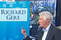 Ο Ρίτσαρντ Γκιρ έκανε άσεμνη χειρονομία σε παρουσιάστρια σε live εκπομπή (βίντεο)