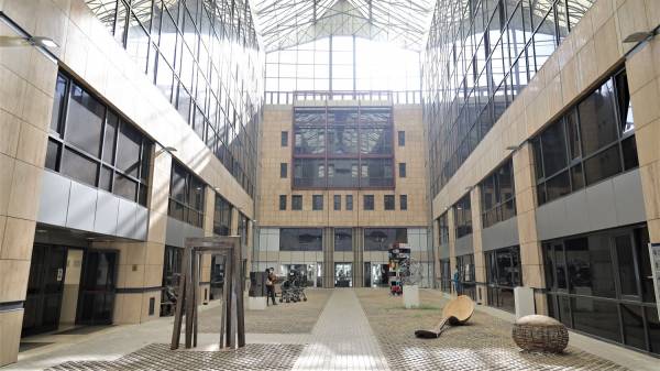 Υπουργείο Μετανάστευσης: Ανανεώθηκαν οι συμβάσεις για 886 εργαζομένους