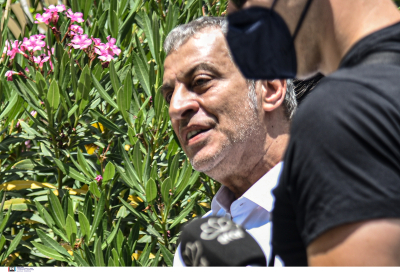 Με... νεύρα στα δικαστήρια ο Αδαμαντίδης: Έσπρωξε δημοσιογράφο (βίντεο)