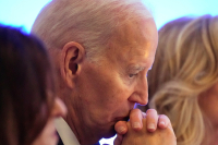 Επίθεση Μπάιντεν σε Τραμπ: Δεν είμαστε ένα έθνος που πυροβολεί τους πολίτες μας στον δρόμο