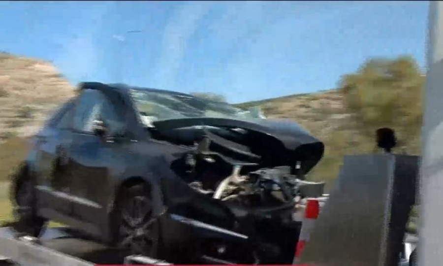 Σφοδρή η σύγκρουση των δύο οχημάτων στην Αθηνών - Σουνίου, άμορφη μάζα σιδερικών το ένα ΙΧ
