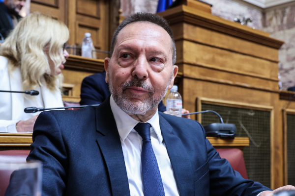 Οι τρεις λόγοι για το «παρών» του ΠΑΣΟΚ στην ανανέωση της θητείας Στουρνάρα