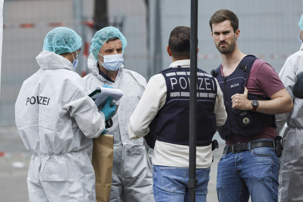 Επίθεση με μαχαίρι στη Γερμανία: Σε κρίσιμη κατάσταση αστυνομικός, προσπάθησε να σταματήσει τον δράστη