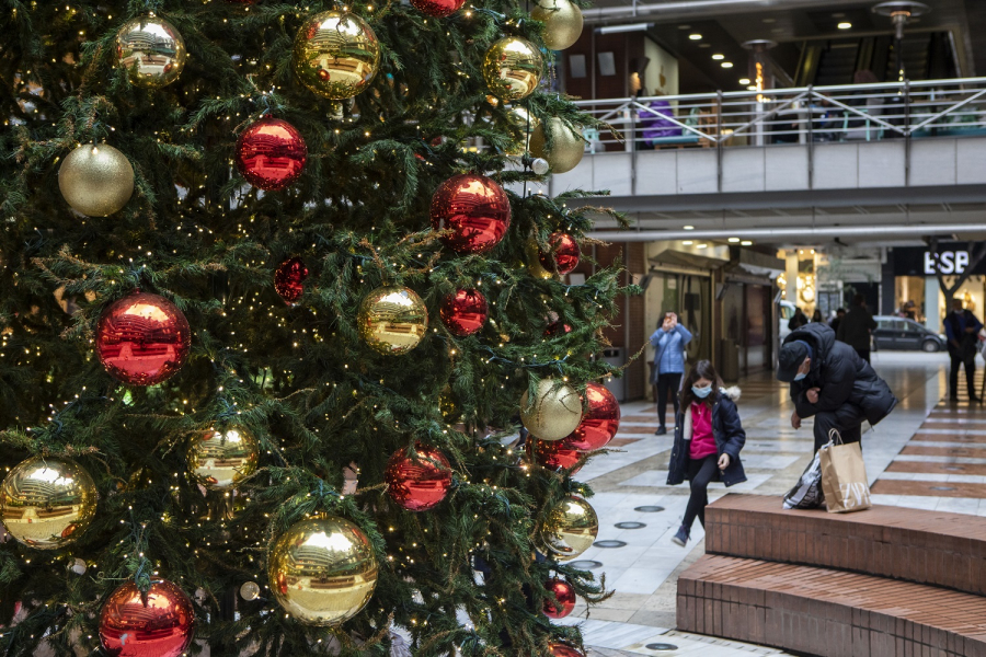 Πότε ξεκινάει το εορταστικό ωράριο Χριστουγέννων 2021, ποιες Κυριακές τα μαγαζιά θα είναι ανοιχτά