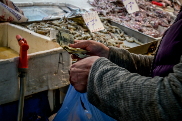 Έρχονται επιταγή ακρίβειας, fuel pass και power pass τον Απρίλιο - Φωτιά στην προεκλογική «εξίσωση» βάζει η νέα οικονομική κρίση