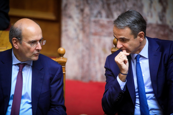 Έρχονται επιταγή ακρίβειας, fuel pass και power pass τον Απρίλιο - Φωτιά στην προεκλογική «εξίσωση» βάζει η νέα οικονομική κρίση