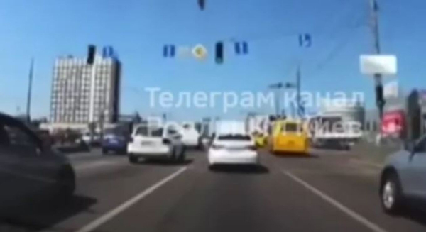 Πόλεμος στην Ουκρανία: Συγκλονιστικό βίντεο από τη στιγμή που συντρίμμια πυραύλου πέφτουν σε δρόμο του Κιέβου