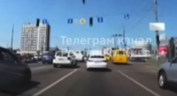Πόλεμος στην Ουκρανία: Συγκλονιστικό βίντεο από τη στιγμή που συντρίμμια πυραύλου πέφτουν σε δρόμο του Κιέβου