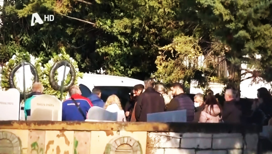 Ημαθία: Ράγισαν καρδιές στην κηδεία του βρέφους - Απομάκρυναν τον πατέρα, η κραυγή οδύνης της μητέρας