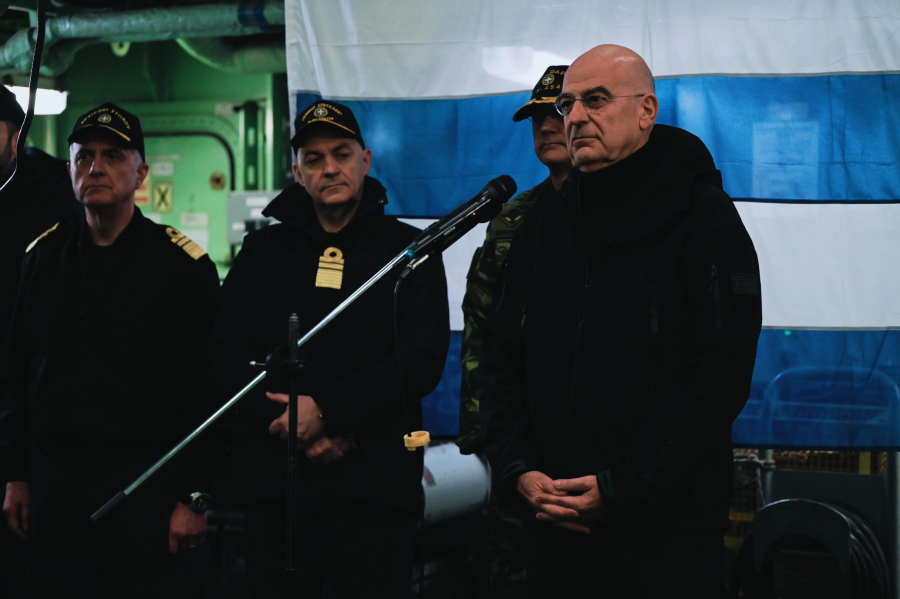 Επίσκεψη Δένδια στη Φρεγάτα «Ψαρά» - Άκουσε τα κάλαντα εν πλω από μέλη του πληρώματος