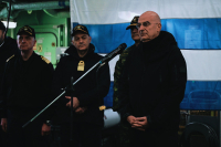 Επίσκεψη Δένδια στη Φρεγάτα «Ψαρά» - Άκουσε τα κάλαντα εν πλω από μέλη του πληρώματος